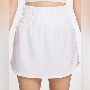 Nike One Women's Dri-FIT Ultra High-Waisted Skort White XL.